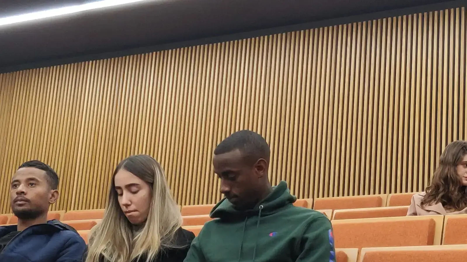 בבית המשפט המחוזי בתל אביב התחיל כעת דיון הטיעונים לעונש של הכדורגלן יצחק אספה, שהורשע בהפקרת הנער ארי נשר, אותו דרס למוות. הוריו של נשר, אבי ואיריס, הגיעו לדיון, 13 בינואר 2020