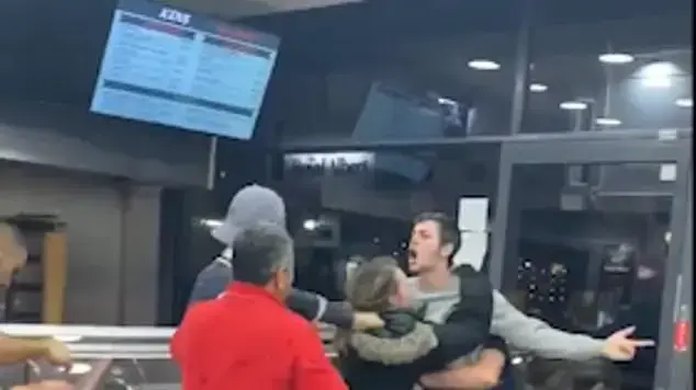 התגובה האדישה של הסועד לקטטה שפרצה לידו
התגובה האדישה של הסועד לקטטה שפרצה לידו
