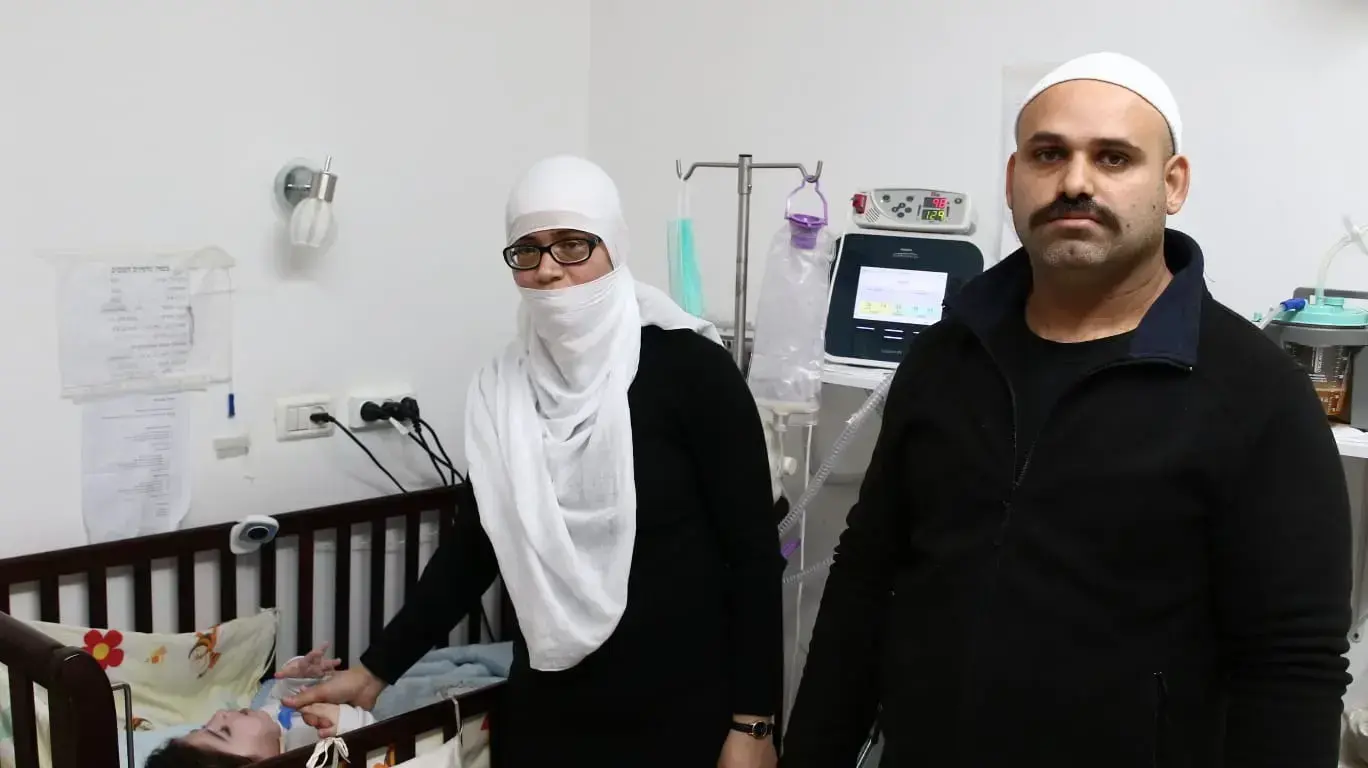 איל ואמני והבה הוריו של ויאאם ילד דרוזי בן שנתיים מורדם ומונשם איל ואמני והבה הוריו של ויאאם ילד דרוזי בן שנתיים מורדם ומונשם