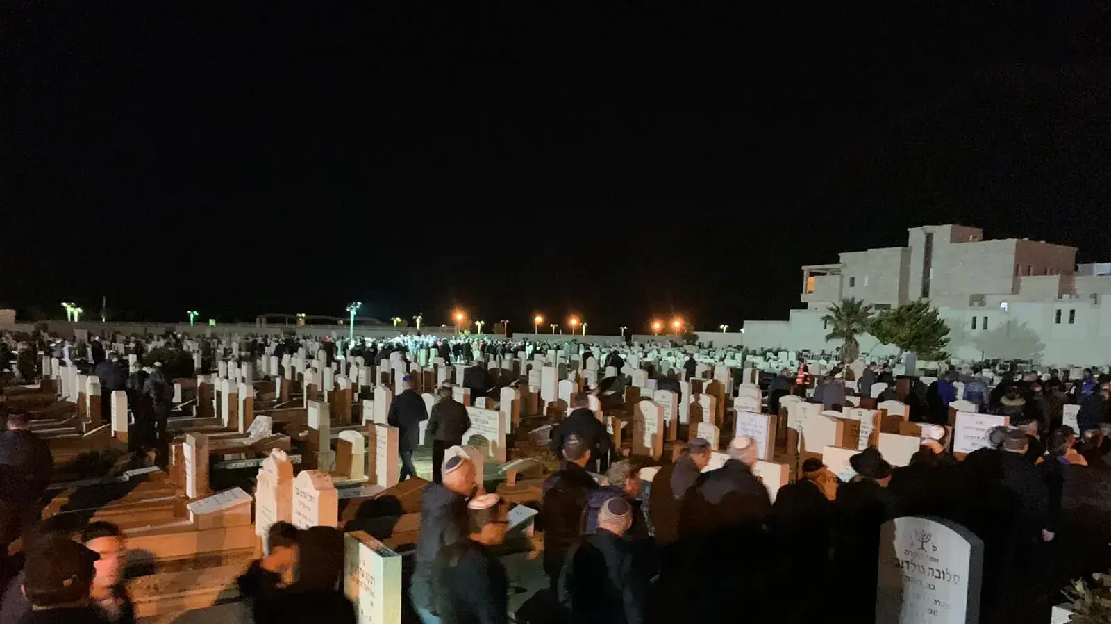 הלוויתו של אבי ציצואשווילי, הנער בן ה-17 שנורה אמש למוות במרכז נהריה, בית העלמין הישן, נהריה 13 בינואר 2020 הלוויתו של אבי ציצואשווילי, הנער בן ה-17 שנורה אמש למוות במרכז נהריה, בית העלמין הישן, נהריה 13 בינואר 2020