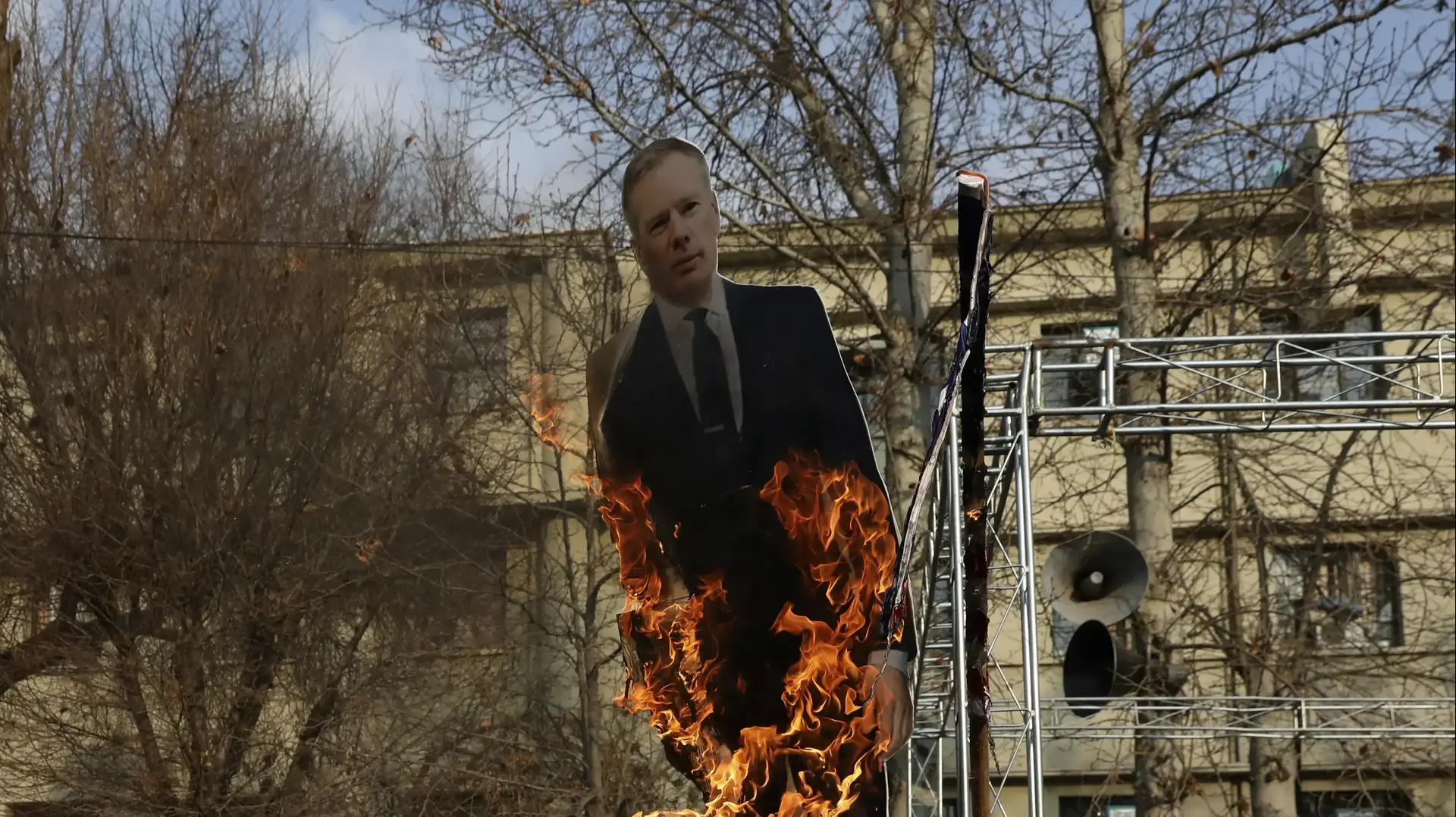 מפגינים בטהראן שורפים את תמונתו של שגריר בריטניה באיראן, רוב מקייר, 14 בינואר 2020 מפגינים בטהראן שורפים את תמונתו של שגריר בריטניה באיראן, רוב מקייר, 14 בינואר 2020