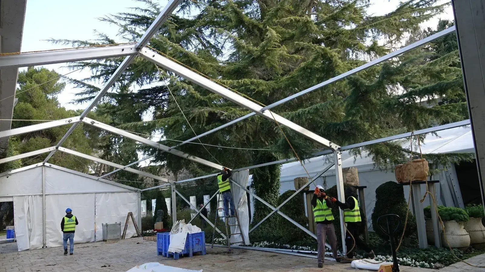 ההכנות בבית הנשיא לארוחת הערב ההיסטורית אליה יגיעו למעלה מ-40 ממנהיגי העולם 16 בינואר 2020
ההכנות בבית הנשיא לארוחת הערב ההיסטורית אליה יגיעו למעלה מ-40 ממנהיגי העולם 16 בינואר 2020
