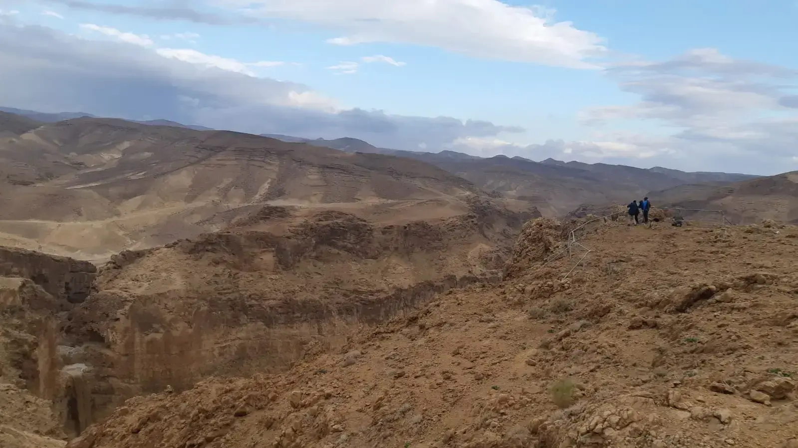 מטיילים צופים בזרימת נחל ברכת צפירה (שבת, 2020\01\18) מטיילים צופים בזרימת נחל ברכת צפירה (שבת, 2020\01\18)