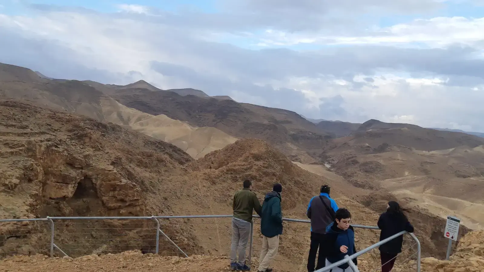 מטיילים צופים בזרימת נחל ברכת צפירה (שבת, 2020\01\18) מטיילים צופים בזרימת נחל ברכת צפירה (שבת, 2020\01\18)