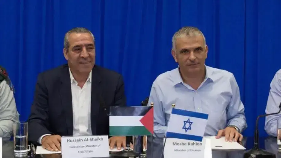 שר האוצר, מנכ"ל האוצר, מתאם פעולות הממשלה בשטחים והשר לעניינים אזרחיים ברשות הפלסטינית חותמים על מתווה עקרונות לפתרון החוב ולהסדרת משק האנרגיה של הרשות הפלסטינית. 13 בספטמבר 2016 שר האוצר, מנכ"ל האוצר, מתאם פעולות הממשלה בשטחים והשר לעניינים אזרחיים ברשות הפלסטינית חותמים על מתווה עקרונות לפתרון החוב ולהסדרת משק האנרגיה של הרשות הפלסטינית. 13 בספטמבר 2016