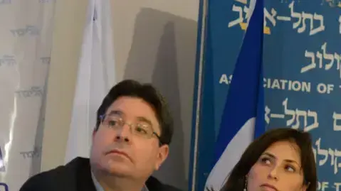 ציפי חוטובלי ואופיר אקוניס במסע"ת של הליכוד בפרשת העמותות, בית סוקולוב ינואר 2015 ציפי חוטובלי ואופיר אקוניס במסע"ת של הליכוד בפרשת העמותות, בית סוקולוב ינואר 2015