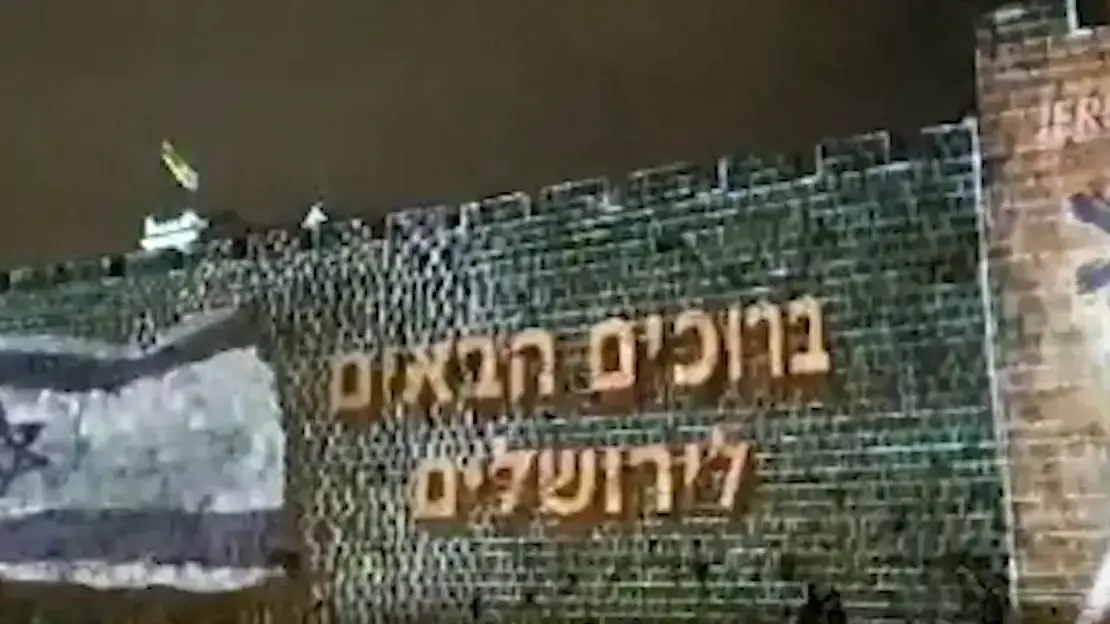 הדגלים של המשלחות שיגיעו לפורום השואה הבינלאומי על חומות העיר העתיקה הדגלים של המשלחות שיגיעו לפורום השואה הבינלאומי על חומות העיר העתיקה