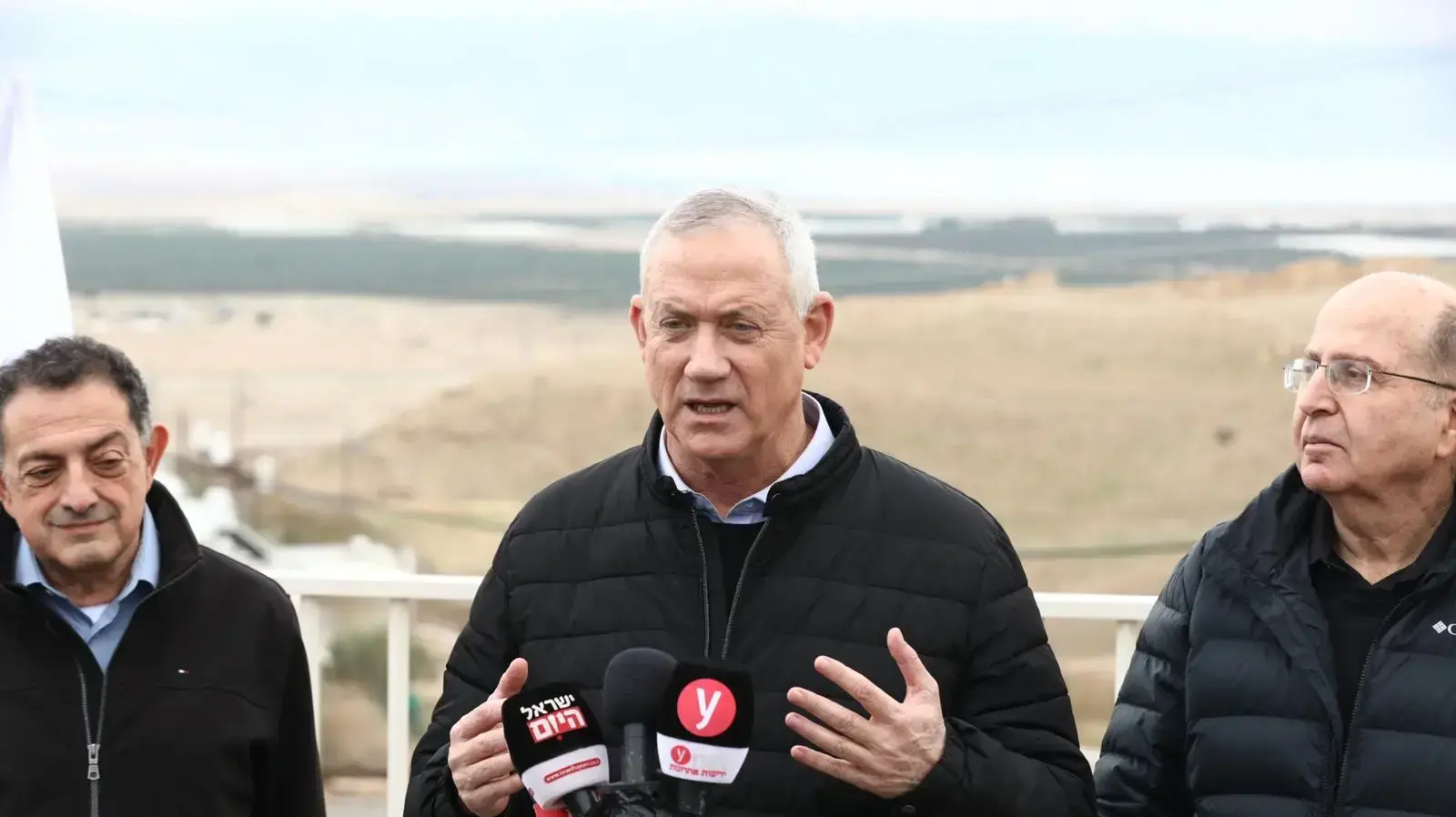 בני גנץ ומשה בוגי יעלון מכחול לבן, סיור במועצה האזורית מגילות בצפון ים המלח, 21 בינואר 2020 בני גנץ ומשה בוגי יעלון מכחול לבן, סיור במועצה האזורית מגילות בצפון ים המלח, 21 בינואר 2020