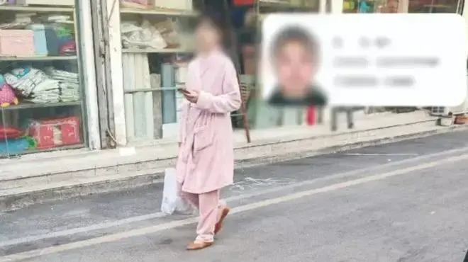 תושב העיר סוז'הו, סין, מצולם כשהוא לבוש עם פיג'מה, ינואר 2020 תושב העיר סוז'הו, סין, מצולם כשהוא לבוש עם פיג'מה, ינואר 2020