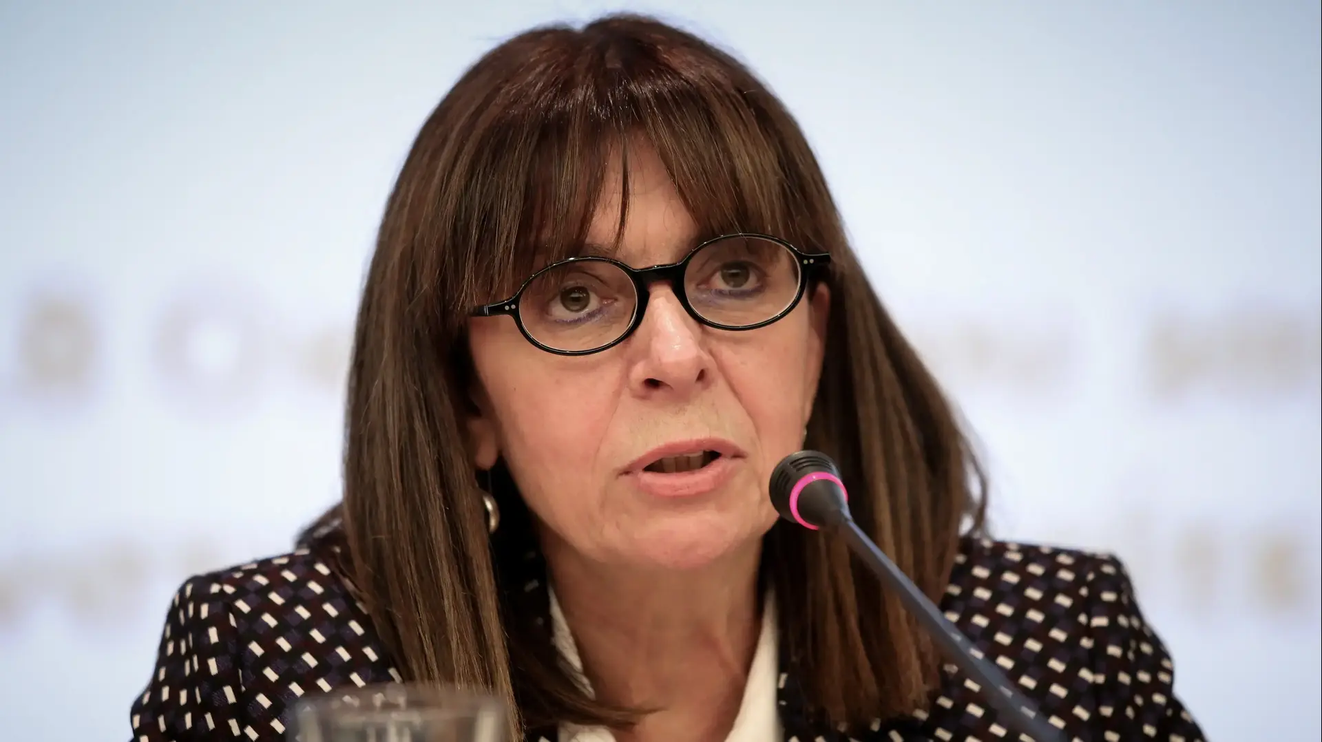 נשיאת ביהמ"ש העליון של יוון לשעבר, קטרינה סקלארפולו בת ה-64, נבחרה 
לרה"מ במדינה, ובכך נהפכה לראשת הממשלה הראשונה בהיסטוריה של יוון