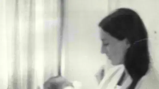 יעל דיין, בתו של שר הבטחון משה דיין,  מחזיקה את דן, בנה בכורה לאחר הלידה.1968