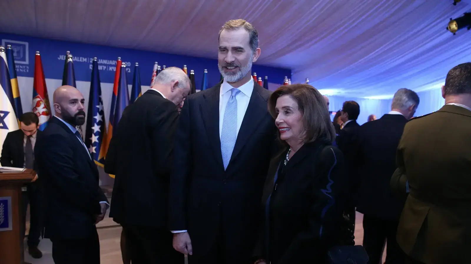 יו"ר בית הנבחרים ננסי פלוסי עם מלך ספרד פליפה השישי בארוחת ערב למנהיגים ולראשי המשלחות המגיעים לאירועי פורום השואה העולמי 22 בינואר 2020 יו"ר בית הנבחרים ננסי פלוסי עם מלך ספרד פליפה השישי בארוחת ערב למנהיגים ולראשי המשלחות המגיעים לאירועי פורום השואה העולמי 22 בינואר 2020