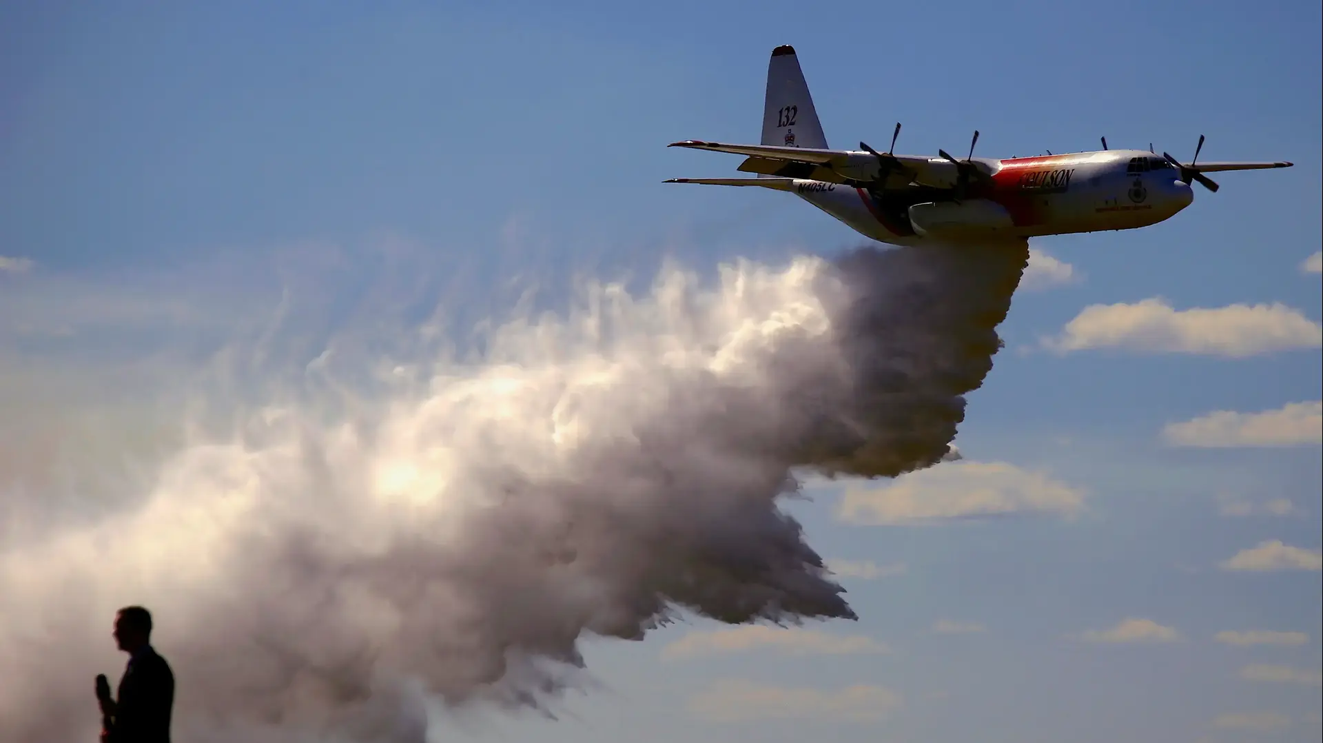 כתב טלוויזיה עומד מול מכלית האוויר הגדולה C-130 מבית הרקולס בסידני, אוסטרליה 1 בספטמבר 2017 כתב טלוויזיה עומד מול מכלית האוויר הגדולה C-130 מבית הרקולס בסידני, אוסטרליה 1 בספטמבר 2017
