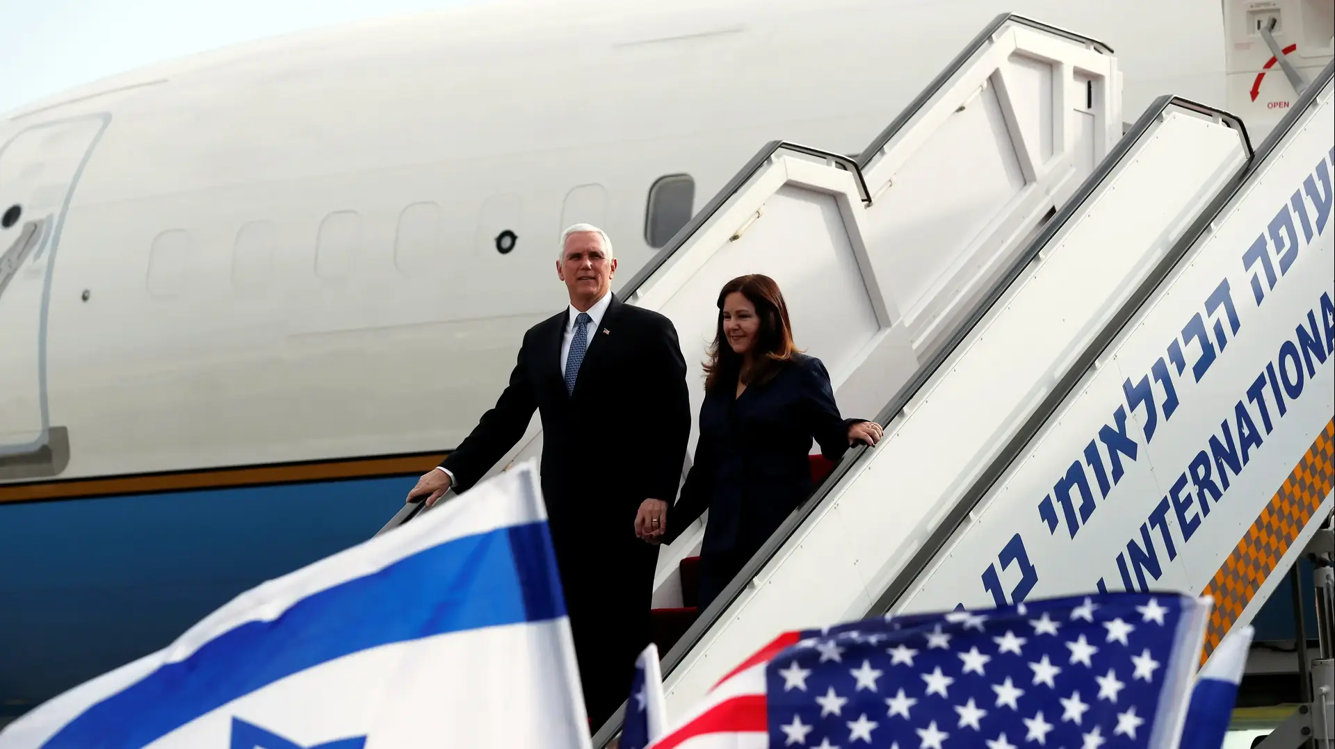 סגן נשיא ארה"ב, מייק פנס עם נחיתתו בשדה התעופה בן גוריון 23 בינואר 2020 סגן נשיא ארה"ב, מייק פנס עם נחיתתו בשדה התעופה בן גוריון 23 בינואר 2020