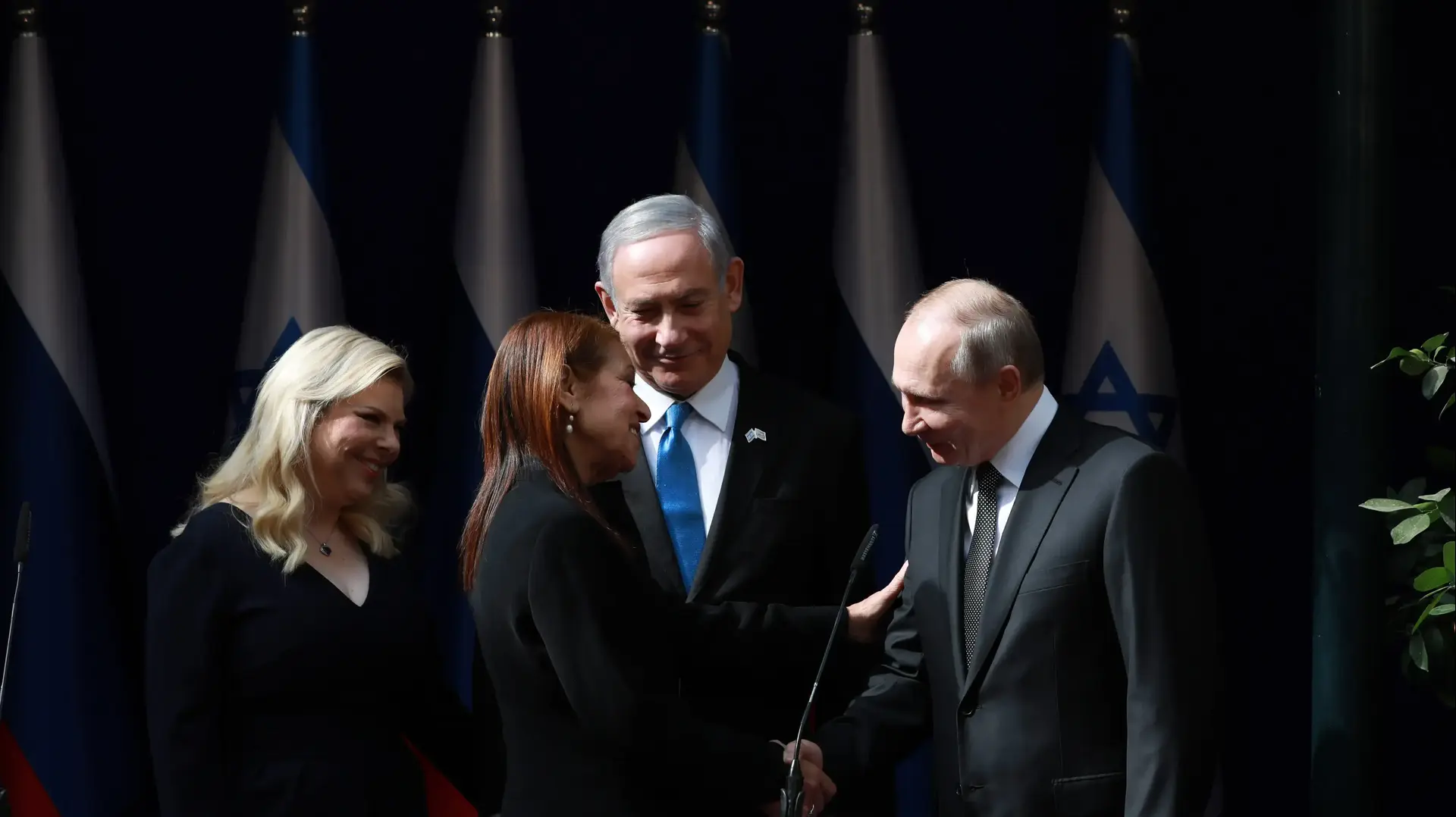 ראש הממשלה, בנימין נתניהו, נשיא רוסיה ולדימר פוטין שרה נתניהו ויפה יששכר במהלך הצרות לתקשורת במעון רה"מ, ירושלים 23 בינואר 2020 ראש הממשלה, בנימין נתניהו, נשיא רוסיה ולדימר פוטין שרה נתניהו ויפה יששכר במהלך הצרות לתקשורת במעון רה"מ, ירושלים 23 בינואר 2020