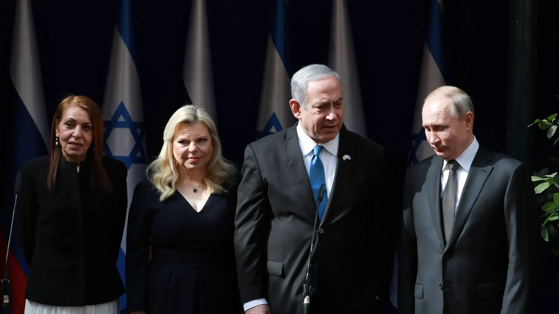 ראש הממשלה, בנימין נתניהו, נשיא רוסיה ולדימר פוטין שרה נתניהו ויפה יששכר במהלך הצרות לתקשורת במעון רה"מ, ירושלים 23 בינואר 2020 ראש הממשלה, בנימין נתניהו, נשיא רוסיה ולדימר פוטין שרה נתניהו ויפה יששכר במהלך הצרות לתקשורת במעון רה"מ, ירושלים 23 בינואר 2020