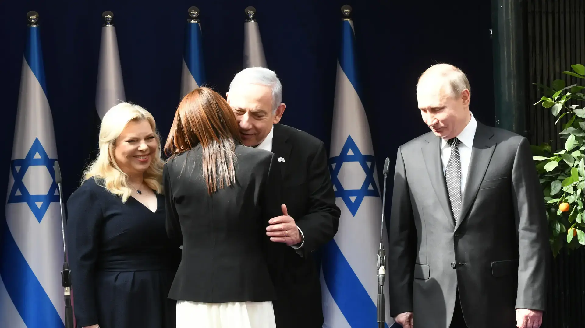 פגישת ראש הממשלה בנימין נתניהו רעייתו שרה עם נשיא רוסיה ולדימיר פוטין בבית ראש הממשלה בירושלים. בצילמים, מפגש עם אימה של נעמה יששכר, יפה.23 בינואר 2020 פגישת ראש הממשלה בנימין נתניהו רעייתו שרה עם נשיא רוסיה ולדימיר פוטין בבית ראש הממשלה בירושלים. בצילמים, מפגש עם אימה של נעמה יששכר, יפה.23 בינואר 2020