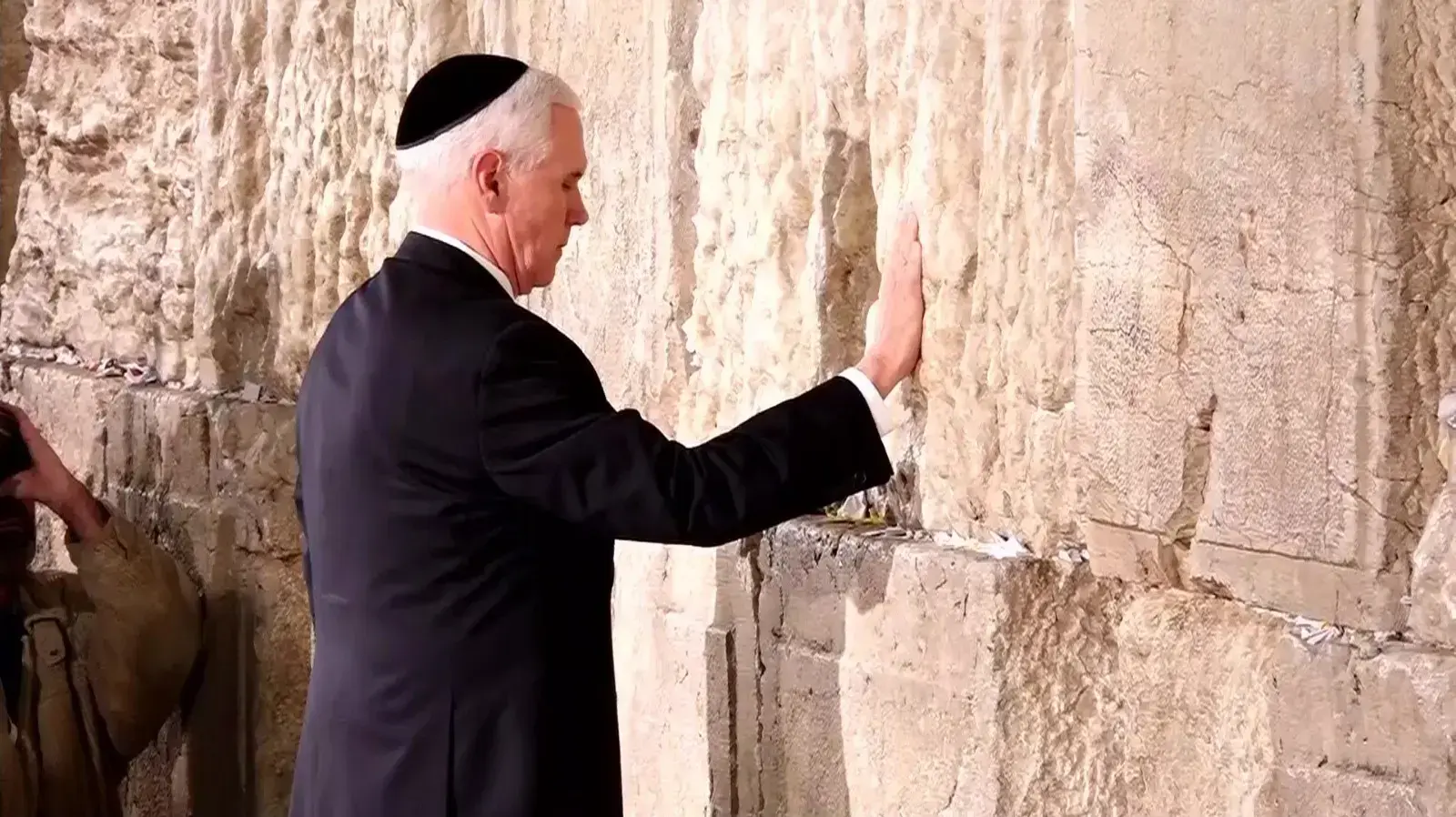 סגן נשיא ארה"ב מייק פנס בכותל המערבי, ירושלים, 23 בינואר 2020 סגן נשיא ארה"ב מייק פנס בכותל המערבי, ירושלים, 23 בינואר 2020