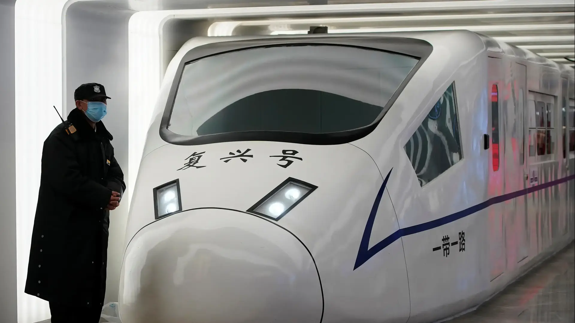 שומר בתחנת הרכבת שבמרכז הקניות בשנחאי בסין - ה-24 לינואר 2020 שומר בתחנת הרכבת שבמרכז הקניות בשנחאי בסין - ה-24 לינואר 2020