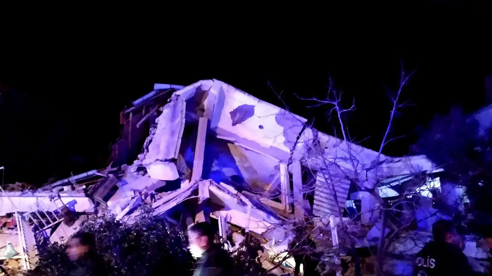 הריסות בניינים שקרסו בעקבות רעידה האדמה במחוז אלאזיג בטורקיה. 24 בינואר 2020 הריסות בניינים שקרסו בעקבות רעידה האדמה במחוז אלאזיג בטורקיה. 24 בינואר 2020