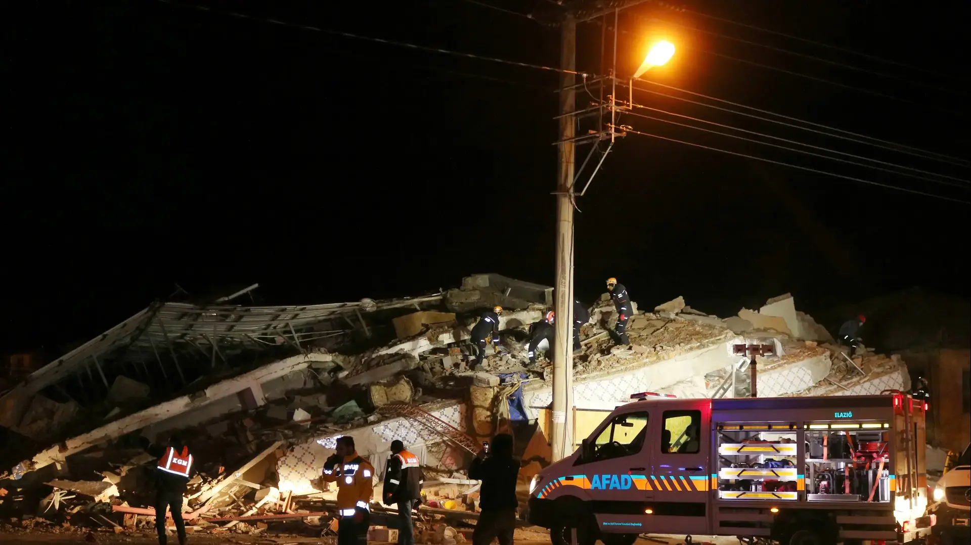 הריסות בניינים שקרסו בעקבות רעידה האדמה במחוז אלאזיג בטורקיה. 24 בינואר 2020 הריסות בניינים שקרסו בעקבות רעידה האדמה במחוז אלאזיג בטורקיה. 24 בינואר 2020