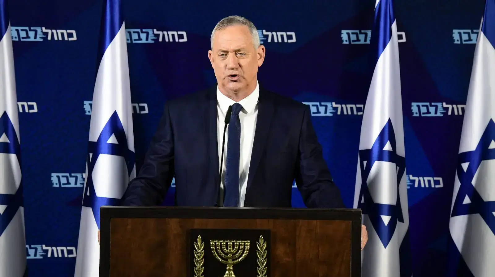 בני גנץ בהצהרה בה הודיע כי הוא נוסע להפגש עם טראמפ בוושינגטון, 25 ינואר 2020 בני גנץ בהצהרה בה הודיע כי הוא נוסע להפגש עם טראמפ בוושינגטון, 25 ינואר 2020