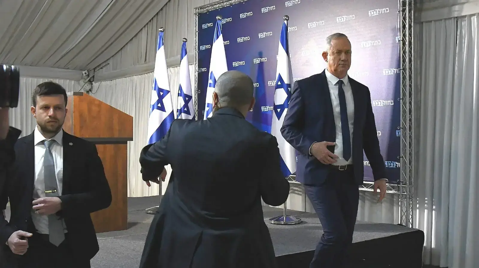 בני גנץ בהצהרה בה הודיע כי הוא נוסע להפגש עם טראמפ בוושינגטון, 25 ינואר 2020 בני גנץ בהצהרה בה הודיע כי הוא נוסע להפגש עם טראמפ בוושינגטון, 25 ינואר 2020