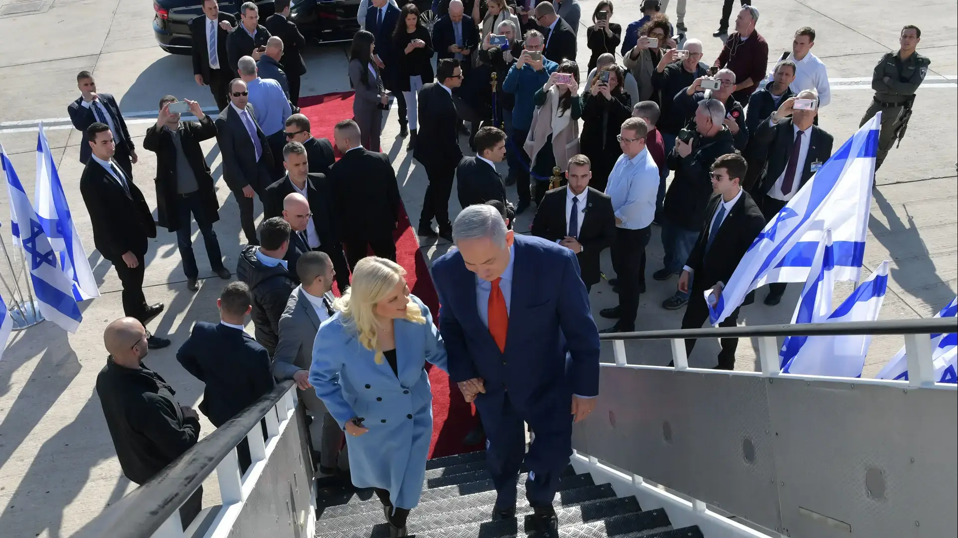 ראש הממשלה בנימין נתניהו ורעייתו שרה בשדה התעופה בן גוריון לפני יציאתם לביקור מדיני בוושינגטון ראש הממשלה בנימין נתניהו ורעייתו שרה בשדה התעופה בן גוריון לפני יציאתם לביקור מדיני בוושינגטון