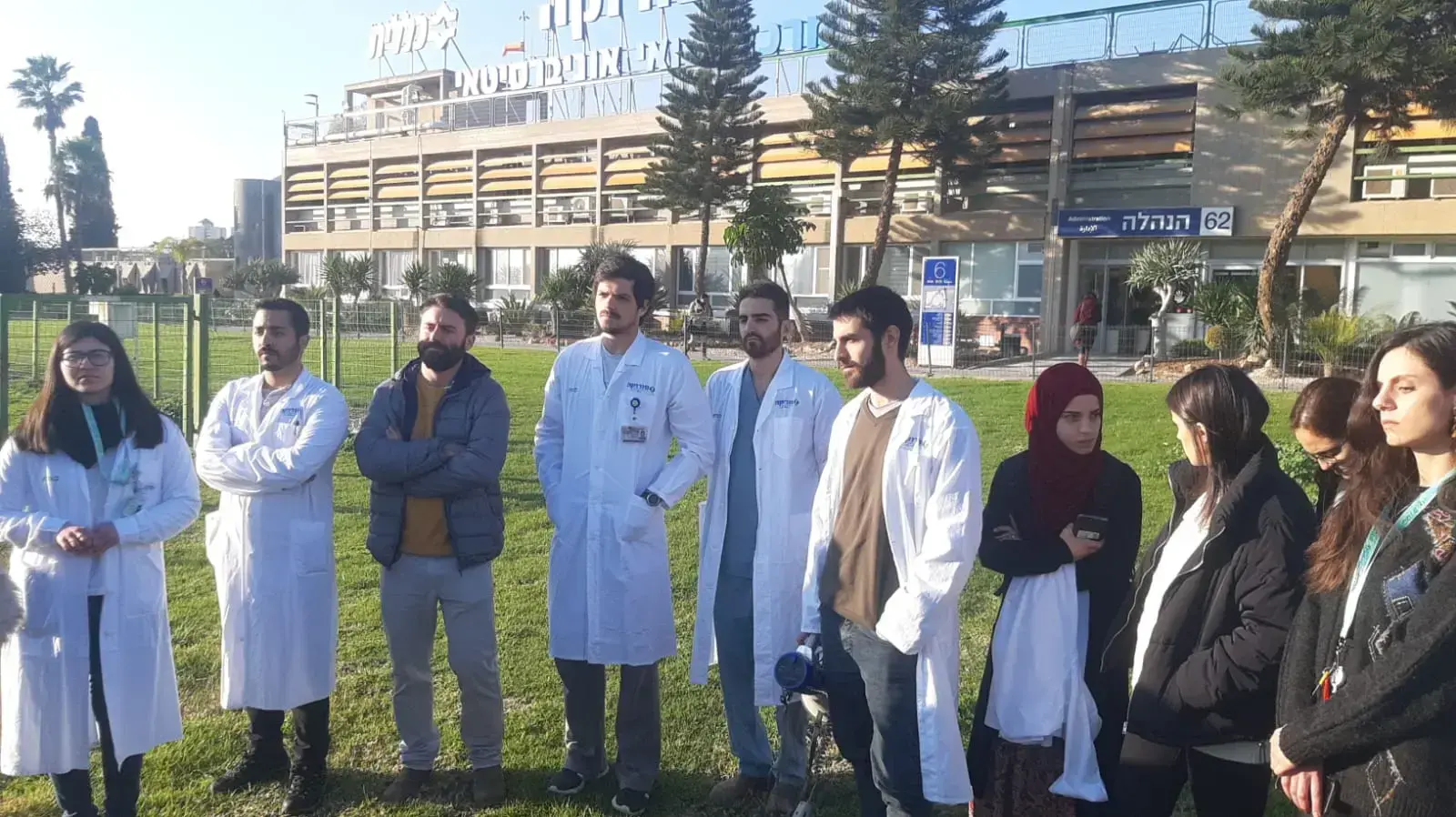 רופאי ומתמחי בי"ח סורוקה התכנסו בבית החולים במחאה על התאבדותו של רופא רביעי, באר שבע, 26 בינואר 2020