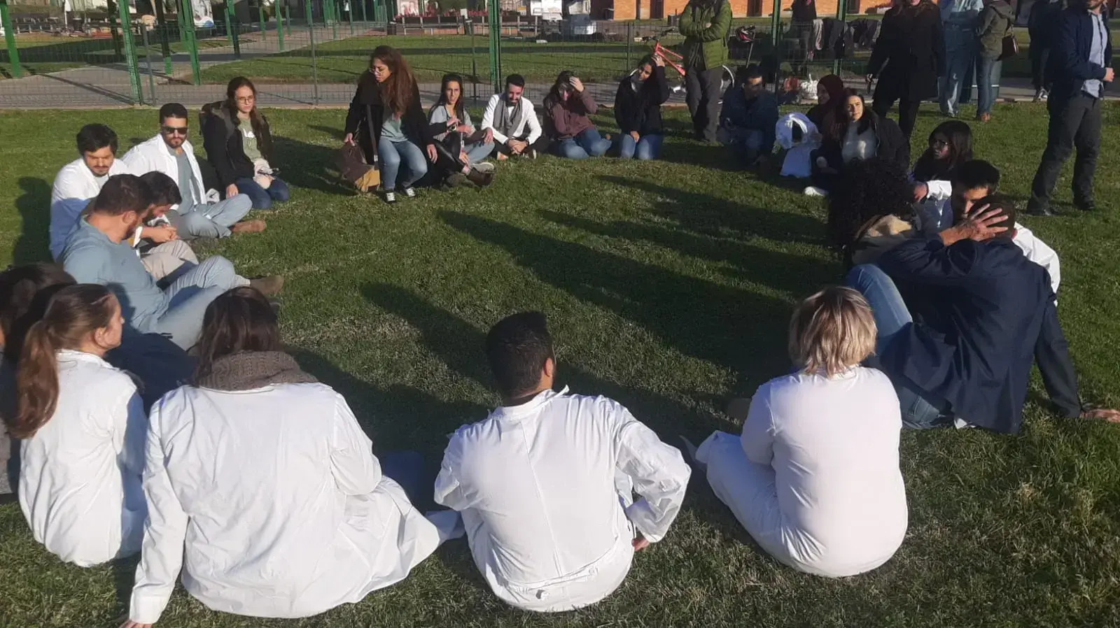 רופאי ומתמחי בי"ח סורוקה התכנסו בבית החולים במחאה על התאבדותו של רופא רביעי, באר שבע, 26 בינואר 2020 רופאי ומתמחי בי"ח סורוקה התכנסו בבית החולים במחאה על התאבדותו של רופא רביעי, באר שבע, 26 בינואר 2020