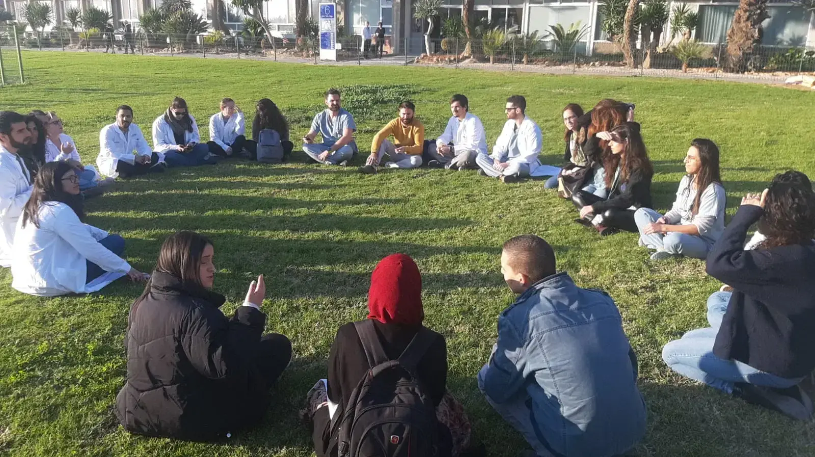 רופאי ומתמחי בי"ח סורוקה התכנסו בבית החולים במחאה על התאבדותו של רופא רביעי, באר שבע, 26 בינואר 2020 רופאי ומתמחי בי"ח סורוקה התכנסו בבית החולים במחאה על התאבדותו של רופא רביעי, באר שבע, 26 בינואר 2020