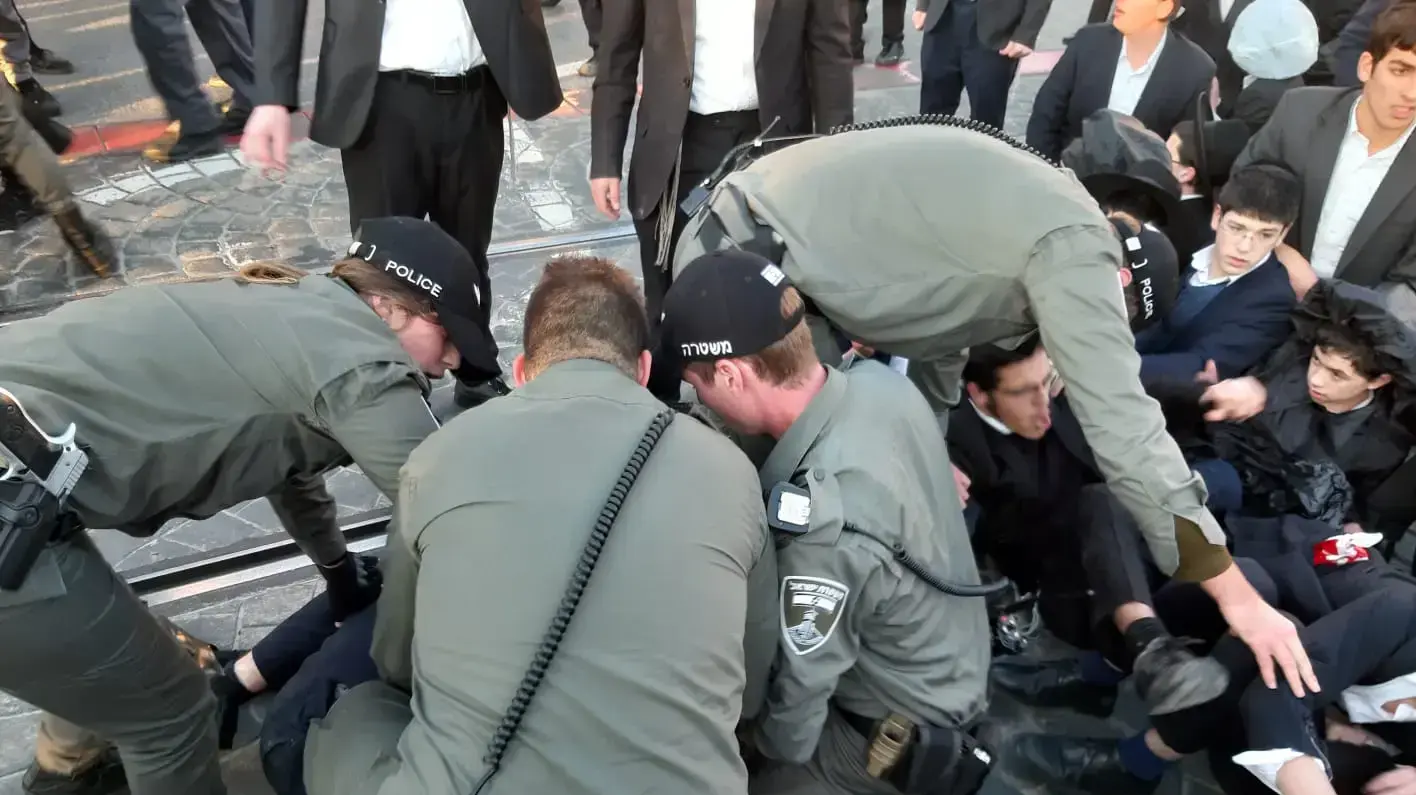 הפגנת חרדים על מעצר עריקים בצומת שערי העיר, ירושלים, 26 בינואר 2020 הפגנת חרדים על מעצר עריקים בצומת שערי העיר, ירושלים, 26 בינואר 2020