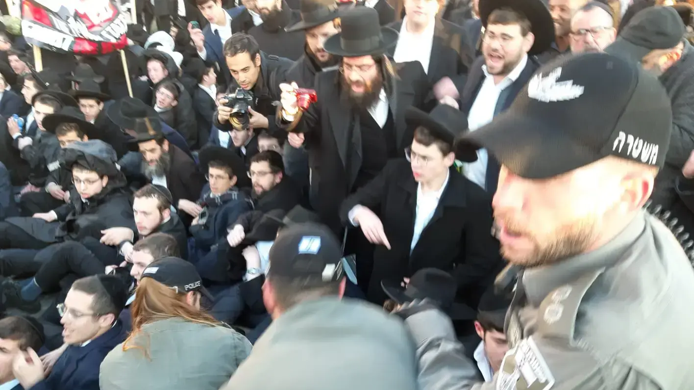 הפגנת חרדים על מעצר עריקים בצומת שערי העיר, ירושלים, 26 בינואר 2020 הפגנת חרדים על מעצר עריקים בצומת שערי העיר, ירושלים, 26 בינואר 2020