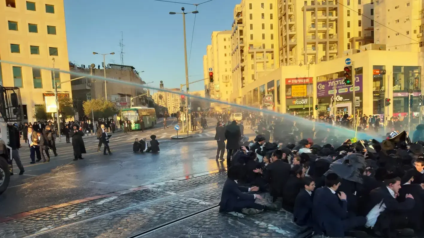 הפגנת חרדים על מעצר עריקים בצומת שערי העיר, ירושלים, 26 בינואר 2020 הפגנת חרדים על מעצר עריקים בצומת שערי העיר, ירושלים, 26 בינואר 2020