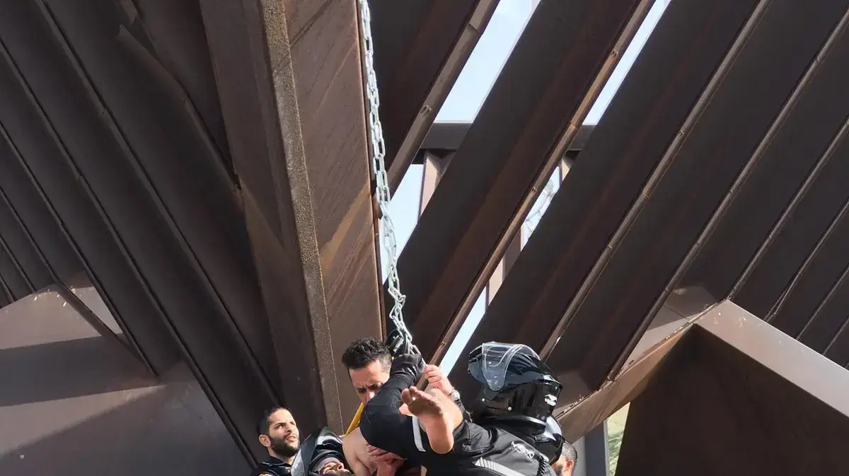 האמן אריאל ברונז בכיכר רבין האמן אריאל ברונז בכיכר רבין