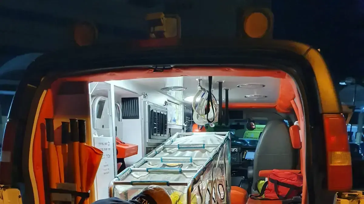 צוות מדא מפנה לבי"ח ברזילי פועל סיני החשוד שחלה בקורונה בשדרות. 26 בינואר 2020