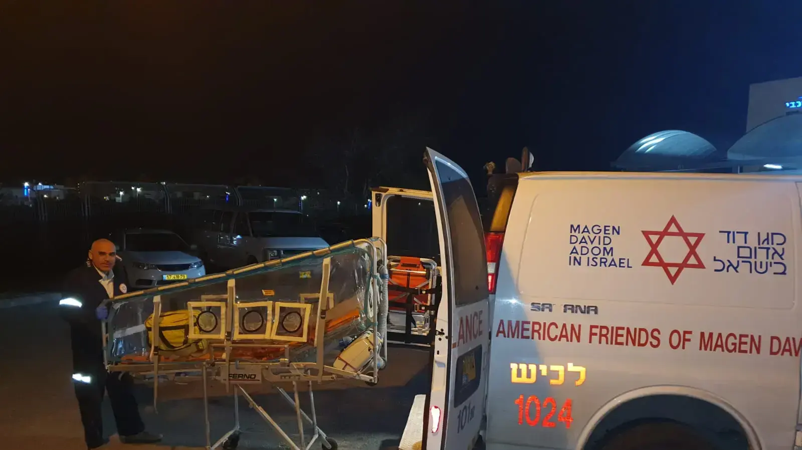 צוות מדא מפנה לבי"ח ברזילי פועל סיני החשוד שחלה בקורונה בשדרות. 26 בינואר 2020 צוות מדא מפנה לבי"ח ברזילי פועל סיני החשוד שחלה בקורונה בשדרות. 26 בינואר 2020