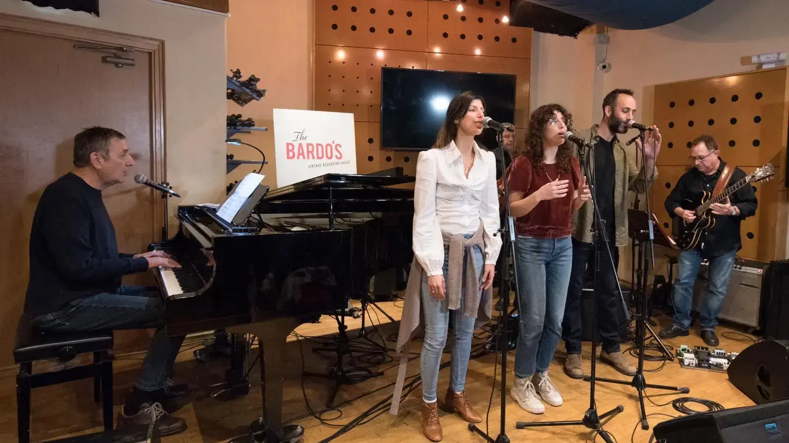 יוני רכטר עם להקתו במסיבת העיתונאים להצגת אלבום הילדים שלו "יוני ג'ירף" יוני רכטר עם להקתו במסיבת העיתונאים להצגת אלבום הילדים שלו "יוני ג'ירף"