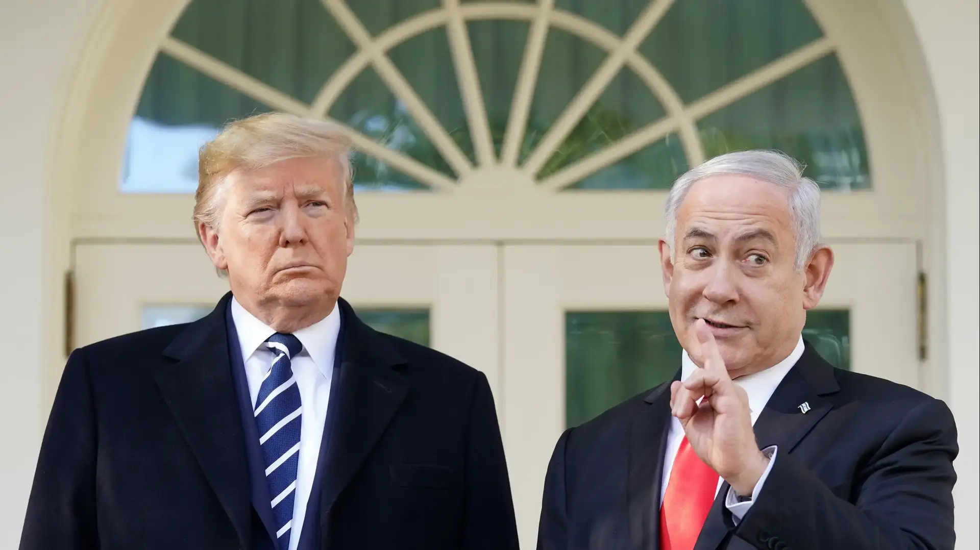 נשיא ארה"ב, דונלד טראמפ מקבל את פניו של רה"מ בנימין נתניהו לקראת פגישתם בבית הלבן 27 ביולי 2020 נשיא ארה"ב, דונלד טראמפ מקבל את פניו של רה"מ בנימין נתניהו לקראת פגישתם בבית הלבן 27 ביולי 2020