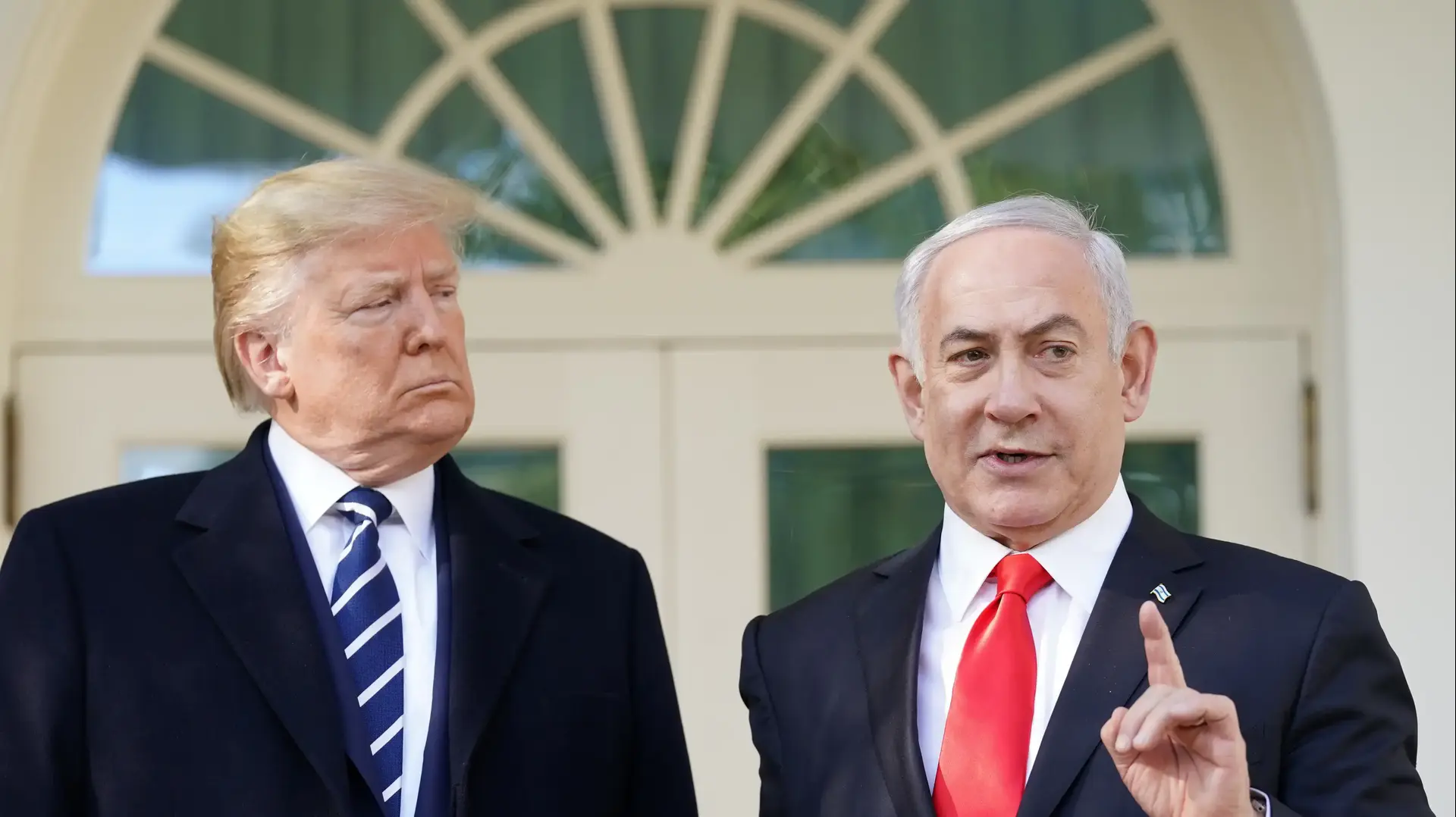 נשיא ארה"ב, דונלד טראמפ מקבל את פניו של רה"מ בנימין נתניהו לקראת פגישתם בבית הלבן 27 ביולי 2020 נשיא ארה"ב, דונלד טראמפ מקבל את פניו של רה"מ בנימין נתניהו לקראת פגישתם בבית הלבן 27 ביולי 2020