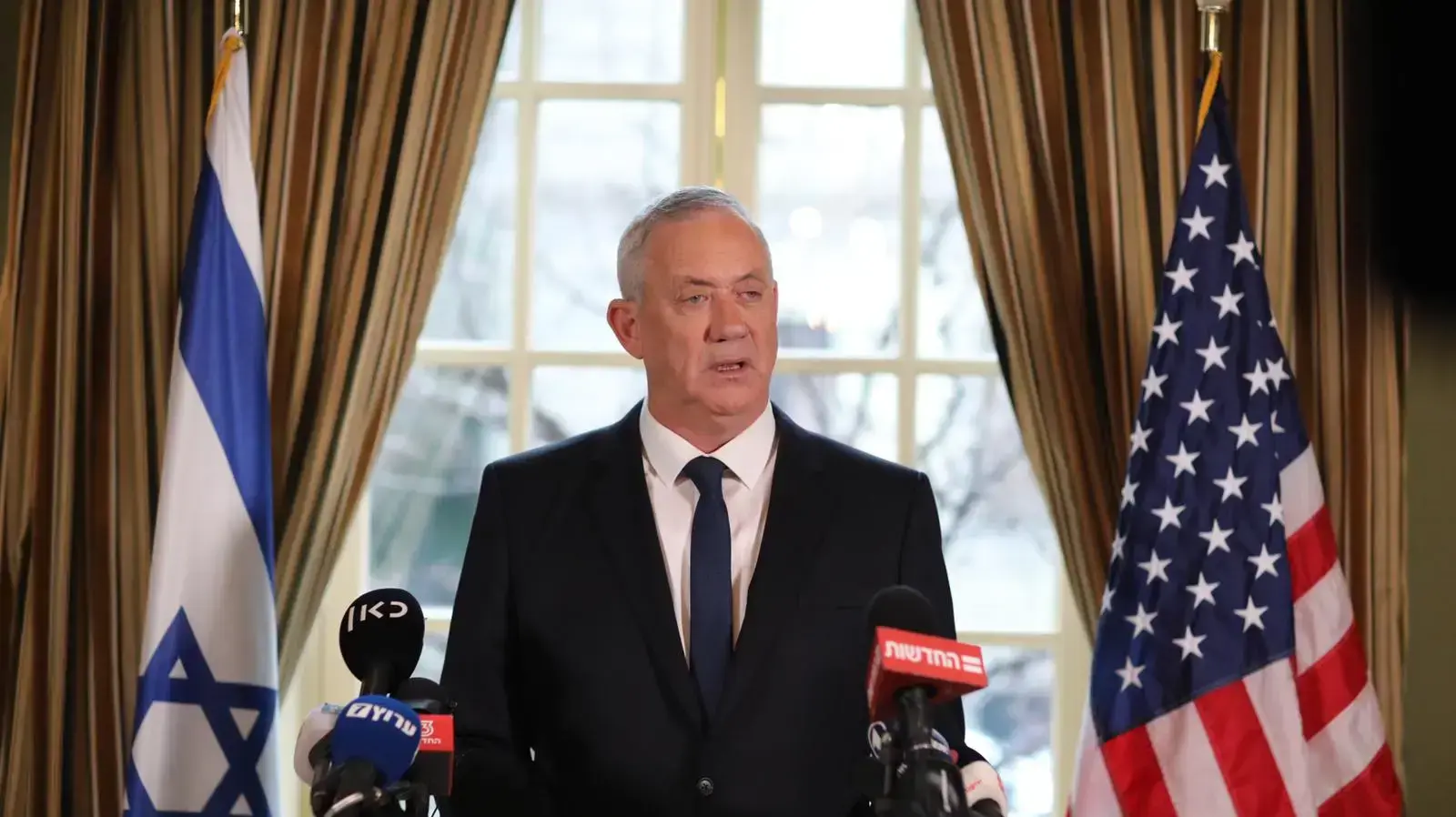 יו"ר כחול לבן, בני גנץ במהלך הצהרה לתקשורת לאחר פגישתו עם נשיא ארה"ב דונלד טראמפ 27 בינואר 2020 יו"ר כחול לבן, בני גנץ במהלך הצהרה לתקשורת לאחר פגישתו עם נשיא ארה"ב דונלד טראמפ 27 בינואר 2020