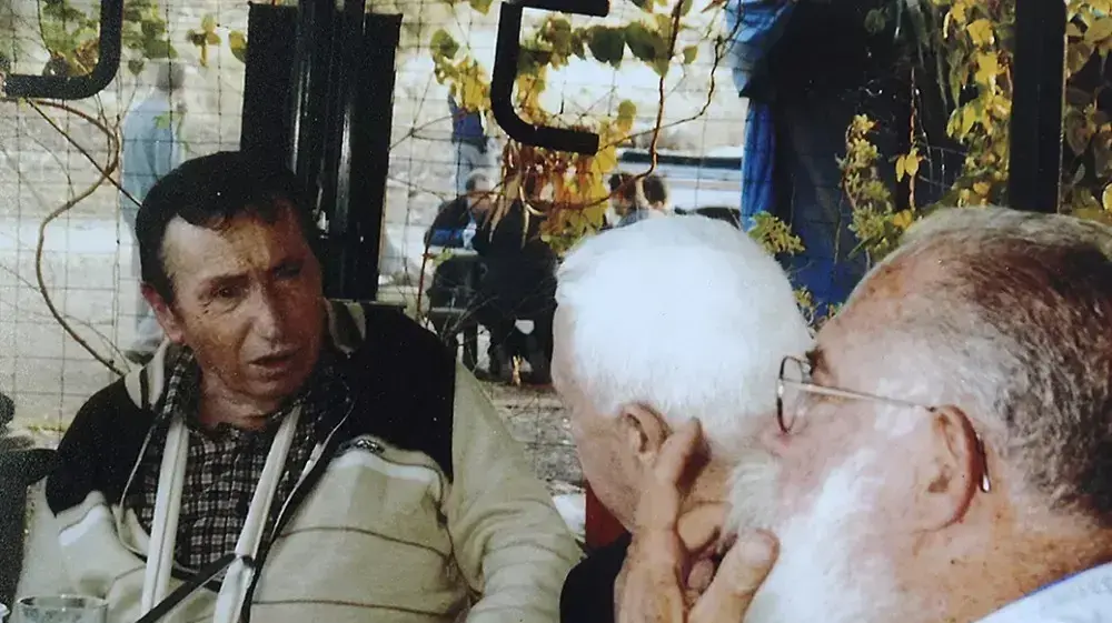 התיעוד האחרון של מאיר הר ציון קצ'ה ואריק שרון במפגש בגבע לציון 50 שנה ליחידה 101- תחילת שנות האלפיים. התיעוד האחרון של מאיר הר ציון קצ'ה ואריק שרון במפגש בגבע לציון 50 שנה ליחידה 101- תחילת שנות האלפיים.