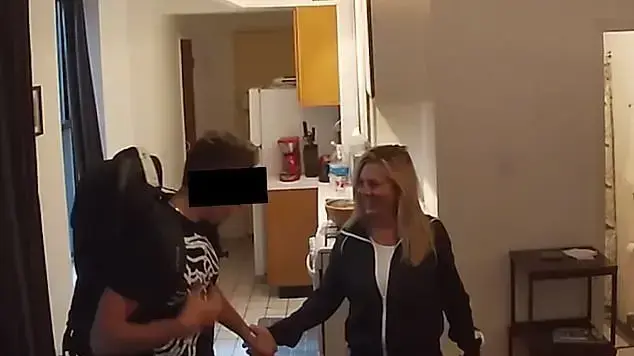 החבר הבוגדני הגיע לדירתה של אמא של חברתו כדי לשכב איתה החבר הבוגדני הגיע לדירתה של אמא של חברתו כדי לשכב איתה