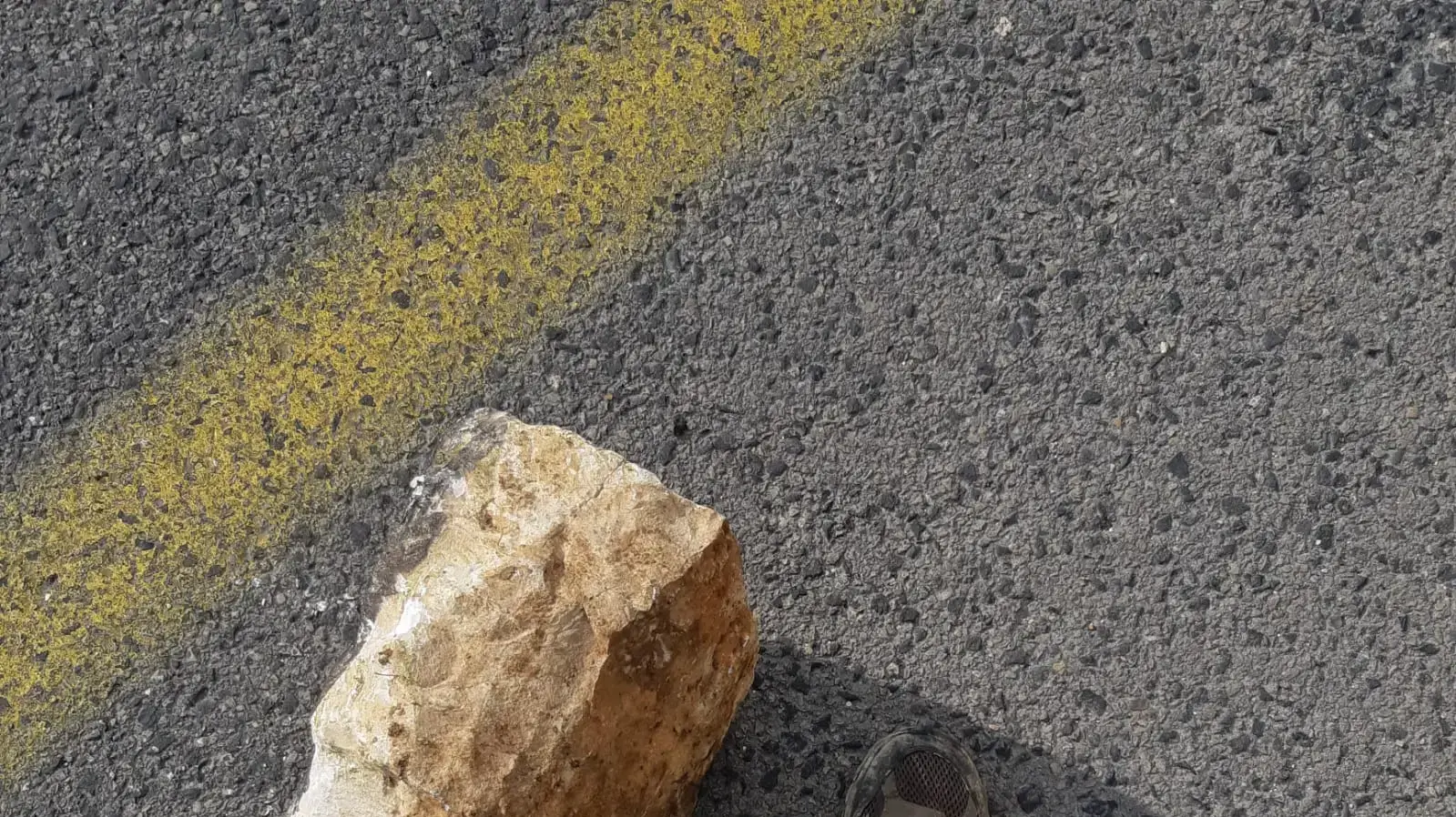הכביש האלים ביותר באזור יו"ש, הנע מחברון לגוש עציון ממנו מושלכים מדי יום אבנים, סלעים ובקבוקי תבערה על כלי רכב ישראליים בידי רעולי פנים הכביש האלים ביותר באזור יו"ש, הנע מחברון לגוש עציון ממנו מושלכים מדי יום אבנים, סלעים ובקבוקי תבערה על כלי רכב ישראליים בידי רעולי פנים