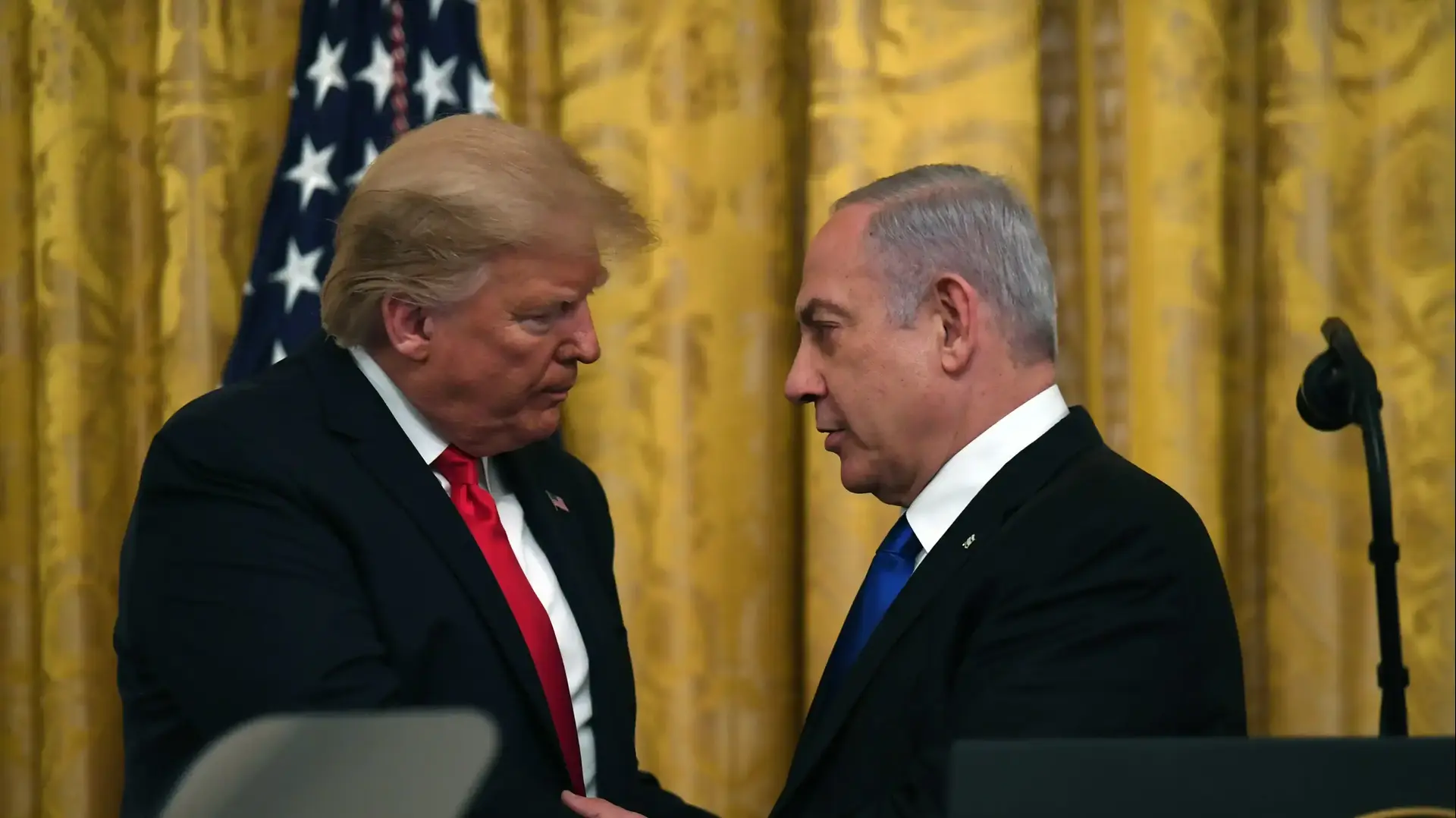 ראש הממשלה בנימין נתניהו עם נשיא ארצות הברית דונלד טראמפ בהכרזה על עסקת המאה ב-28 בינואר 2020 ראש הממשלה בנימין נתניהו עם נשיא ארצות הברית דונלד טראמפ בהכרזה על עסקת המאה ב-28 בינואר 2020