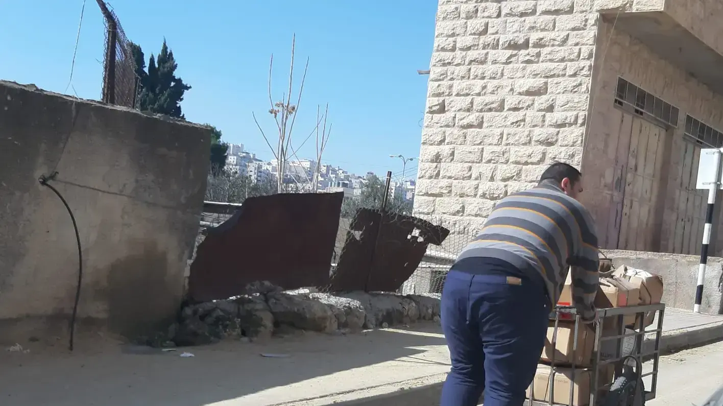 הצעיר הפלסטיני. לפני מערת המכפלה בחברון, 28 ינואר 2020 הצעיר הפלסטיני. לפני מערת המכפלה בחברון, 28 ינואר 2020