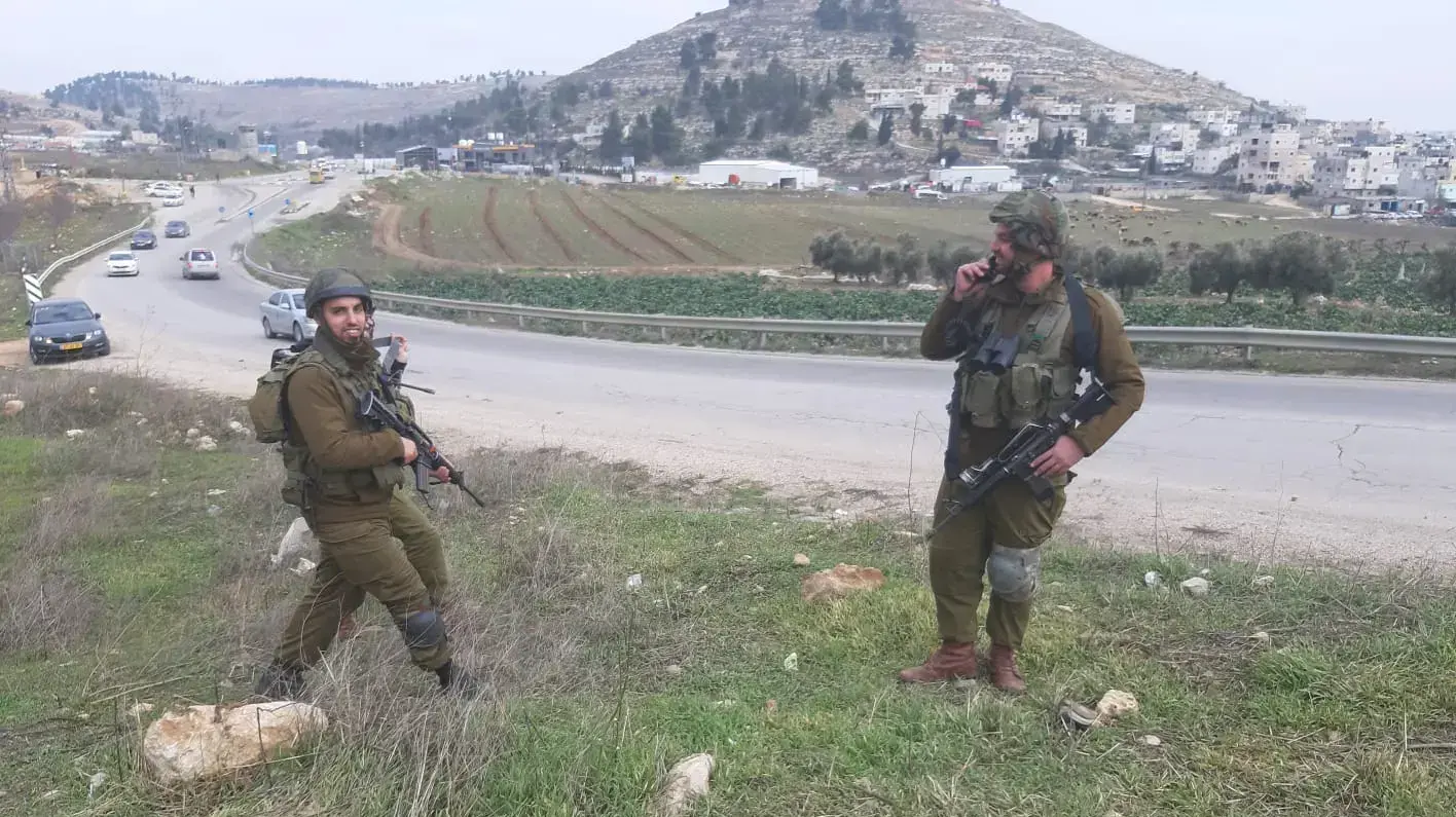 על ציר 60 מאבטחים בחברון. 28 ינואר 2020
צילום : אמיר בוחבוט על ציר 60 מאבטחים בחברון. 28 ינואר 2020
צילום : אמיר בוחבוט
