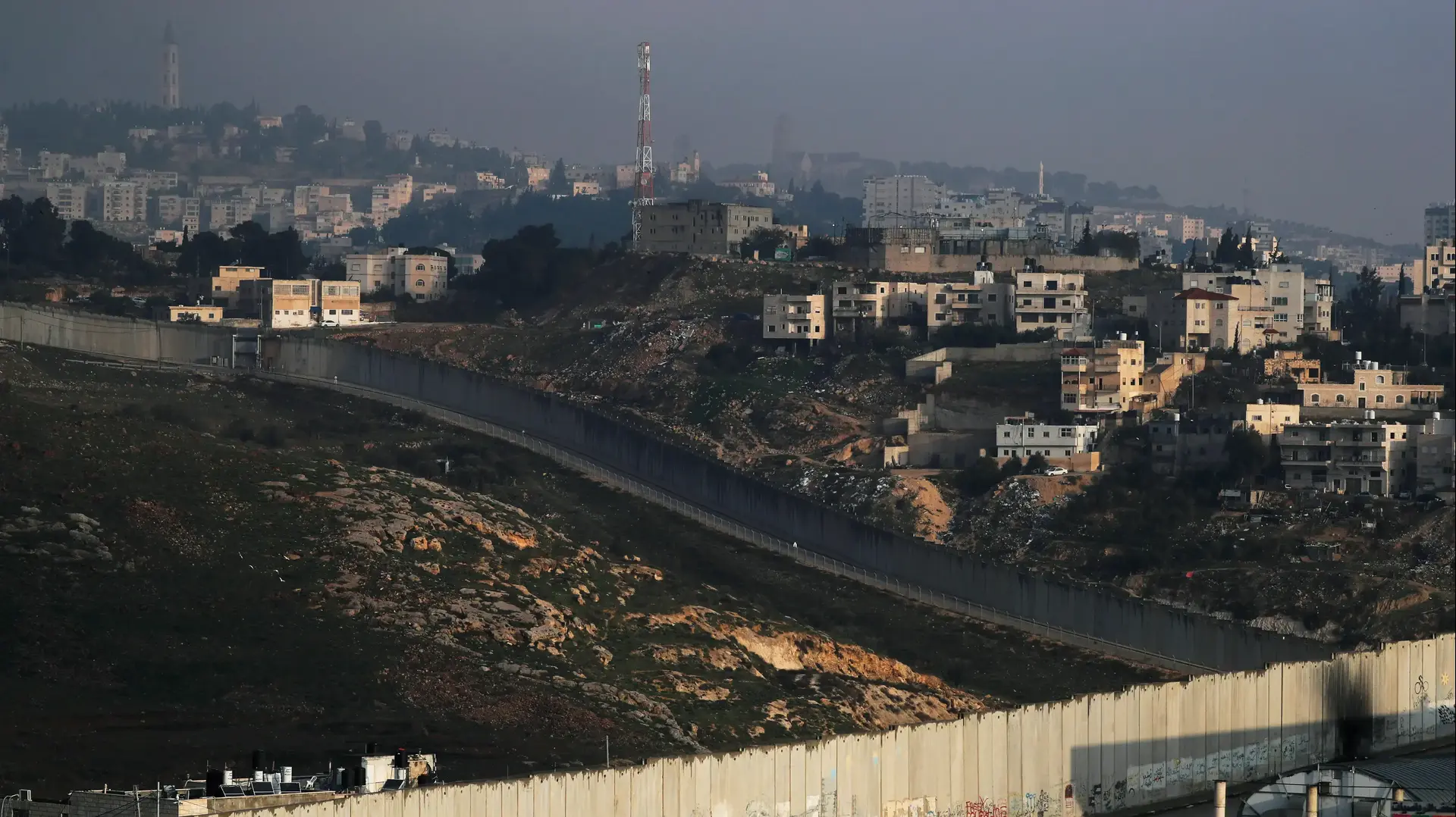 גדר ההפרדה ליד העיירה הפלסטינית אבו דיס שבאזור מזרח ירושלים ב-29 בינואר 2020 גדר ההפרדה ליד העיירה הפלסטינית אבו דיס שבאזור מזרח ירושלים ב-29 בינואר 2020