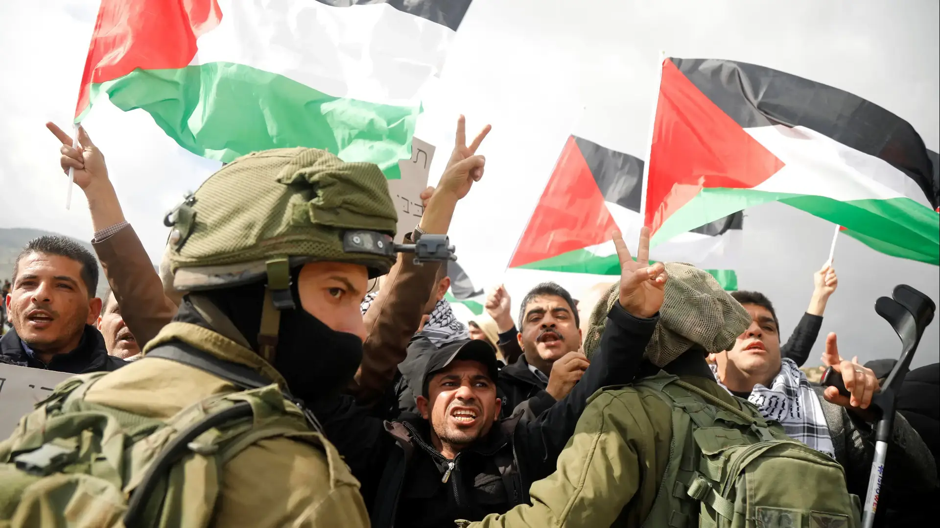 מפגינים פלסטינים מול חיילי צה"ל בהפגנה נגד עסקת המאה של נשיא ארצות הברית דונלד טראמפ בעמק הירדן ב-29 בינואר 2020 מפגינים פלסטינים מול חיילי צה"ל בהפגנה נגד עסקת המאה של נשיא ארצות הברית דונלד טראמפ בעמק הירדן ב-29 בינואר 2020