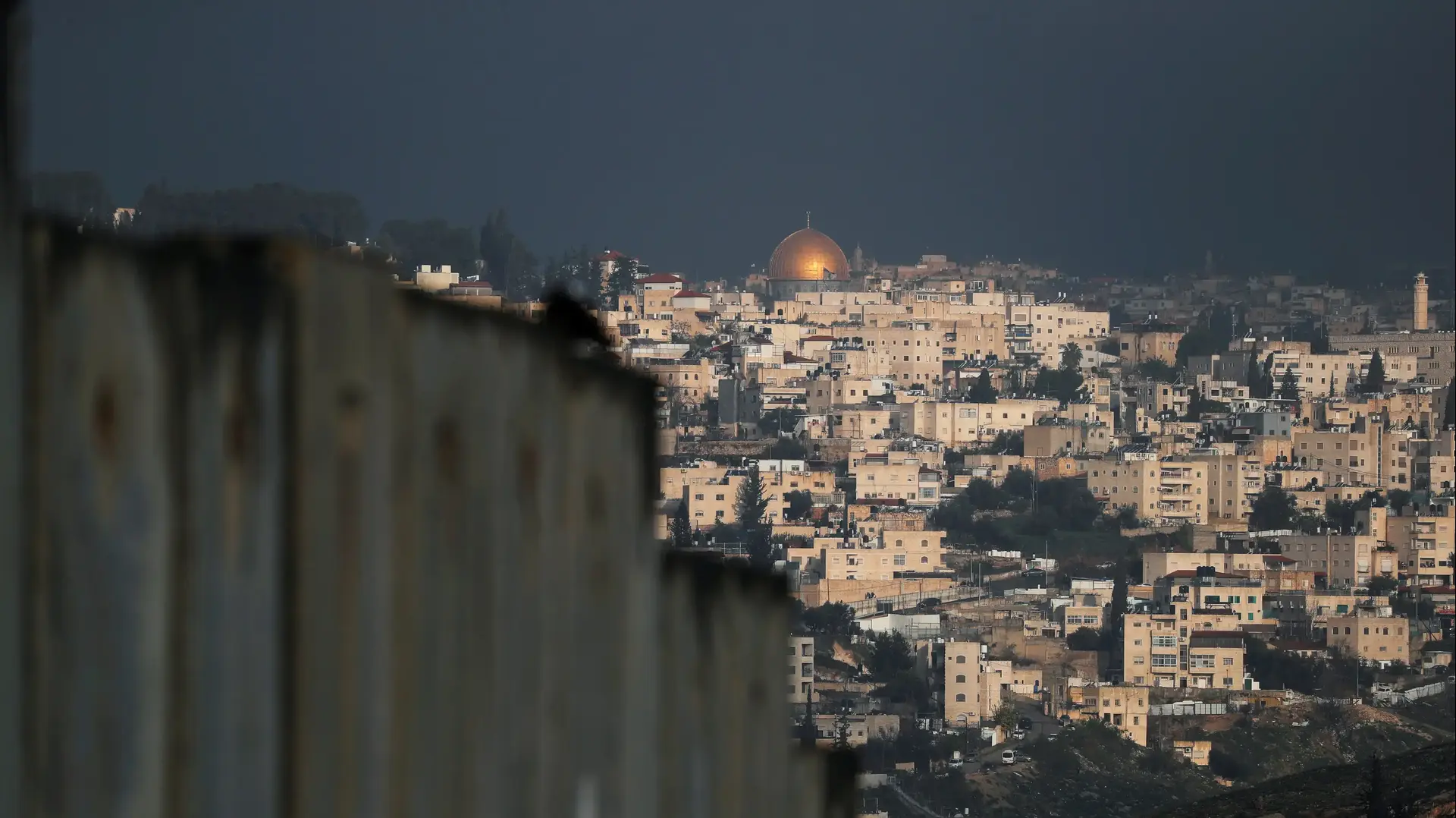 כיפת הסלע כפי שהיא נראית מהעיירה הפלסטינית אבו דיס, סמוך לגדר ההפרדה ב-29 בינואר 2020 כיפת הסלע כפי שהיא נראית מהעיירה הפלסטינית אבו דיס, סמוך לגדר ההפרדה ב-29 בינואר 2020